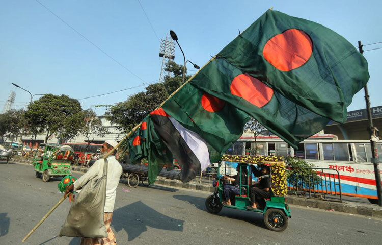 গুলিস্তান এলাকার এই চেনা দৃশ্য বারবার মনে করিয়ে দেয় বাংলাদেশের মানুষ দেশকে ভালোবাসে, জাতীয় পতাকার প্রতি তাদের আবেগ কখনোই কমে না।
