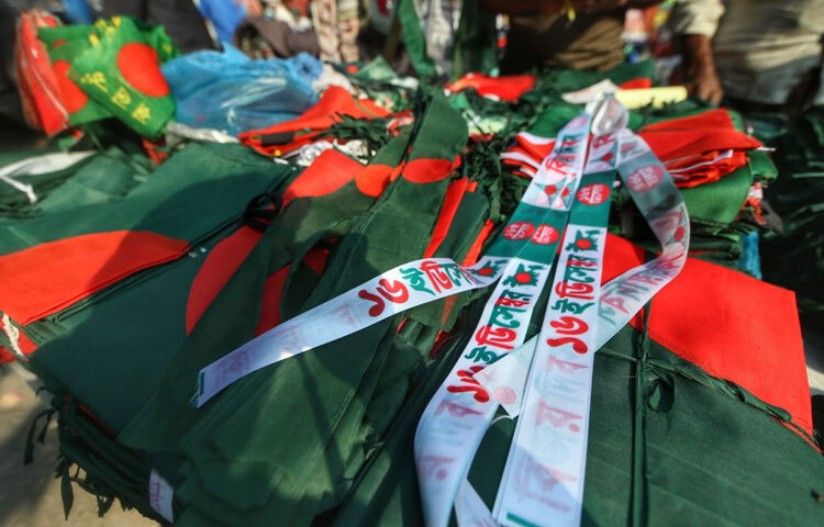 বিক্রি কম হলেও দোকানিদের মনোবল ভাঙেনি। কারণ তাদের কাছে বিজয়ের মাস মানেই আনন্দ, শ্রদ্ধা আর জাতির প্রতি দায়বদ্ধতা। তাই ধুলো জমা ফুটপাতেও তারা লাল–সবুজের স্বপ্ন সাজিয়ে বসে থাকেন সারাদিন।