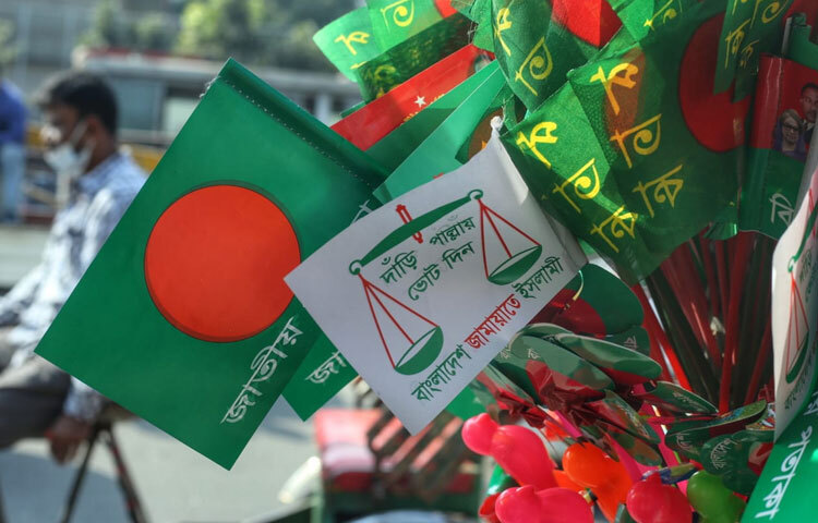 বিক্রেতাদের মতে, মূলত জীবনযাত্রার ব্যয় বেড়ে যাওয়ায় মানুষের হাতে অতিরিক্ত খরচ করার মতো টাকা কমে গেছে। অনেকেই প্রয়োজনীয় জিনিসপত্র কেনাকাটাতেই মনোযোগ দিচ্ছেন। ফলে দেশপ্রেমের আবেগ থাকলেও ক্রেতাদের সংখ্যা তুলনামূলক কম।