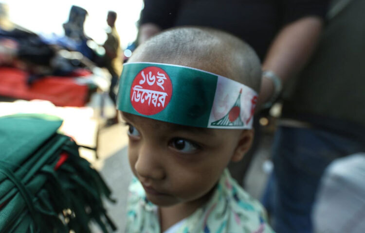 অর্থনৈতিক চাপ কিছুটা প্রভাব ফেললেও, বিজয়ের মাসে লাল–সবুজের উচ্ছ্বাস এখনো শহরের প্রতিটি কোণে ছড়িয়ে পড়ে। আর দোকানিরা প্রত্যাশা করেন ১৬ ডিসেম্বরের আগের দু–একদিনে হয়তো আবার জমে উঠবে তাদের বিক্রি, রঙিন হয়ে উঠবে ফুটপাতের বিজয়ের হাট।