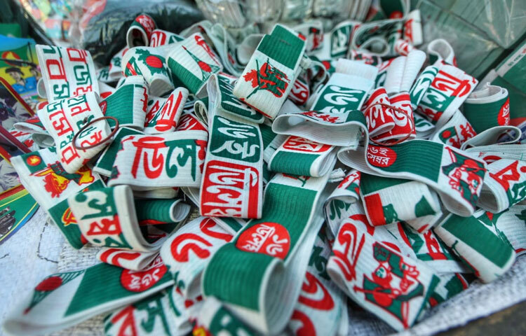 তবে এই উৎসবের ভিড়ের আড়ালে রয়েছে ক্ষীণ এক আক্ষেপ। ফুটপাতের দোকানিরা জানান, গত বছরের তুলনায় এবার বিক্রি বেশ কম।