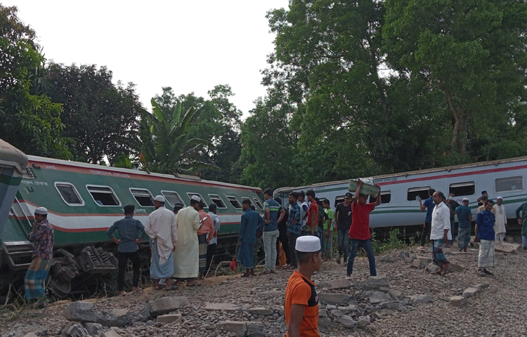 কুমিল্লার নাঙ্গলকোটে গরমে রেললাইন বেঁকে ময়মনসিংহগামী বিজয় এক্সপ্রেসের ৯টি বগি লাইনচ্যুত হয়েছে। এ ঘটনায় অন্তত ১০ যাত্রী আহত হয়েছেন। ছবি: জাহিদ পাটোয়ারি