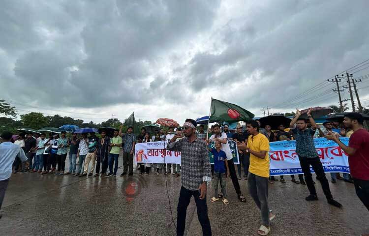 ঢাকা-চট্টগ্রাম মহাসড়কের কুমিল্লা অংশে চতুর্থ দিনের মতো অবরোধ করে বিক্ষোভ করছেন কুমিল্লা বিশ্ববিদ্যালয়ের (কুবি) শিক্ষার্থীসহ বিভিন্ন প্রতিষ্ঠানের শিক্ষির্থীরা। এতে মহাসড়কের দুই লেনেই যানবাহন চলচলা বন্ধ হয়ে গেছে। ছবি: জাহিদ পাটোয়ারী