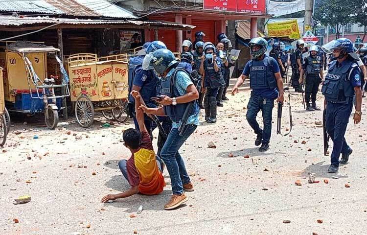 কুমিল্লায় কোটা সংস্কার আন্দোলনে পুলিশের সঙ্গে শিক্ষার্থীদের দফায় দফায় সংঘর্ষ হয়েছে। ছবি: জহিদ পাটোয়ারি