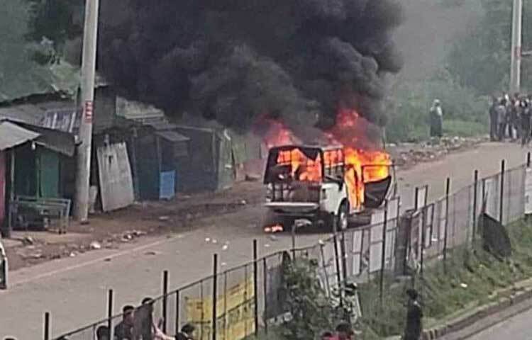 কুমিল্লার চান্দিনায় সহকারী কমিশনারের (ভূমি) সরকারি গাড়িতে আগুন দিয়েছেন আন্দোলনকারী শিক্ষার্থীরা। ছবি: জাহিদ পাটোয়ারী