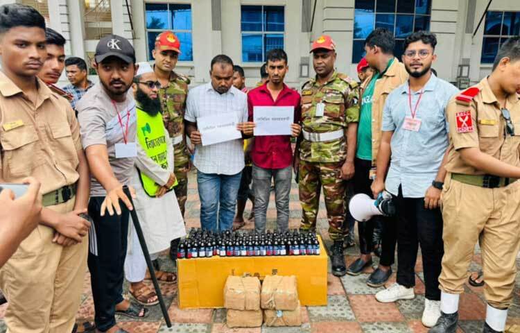 সড়কে ট্রাফিকের দায়িত্ব পালনকালে শিক্ষার্থীরা ফেনসিডিলসহ দুই মাদক কারবারীকে আটক করেছে। ছবি: জাহিদ পাটোয়ারী