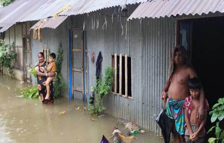 টানা তিন দিনের বৃষ্টি ও ভারতের উজান থেকে নেমে আসা পাহাড়ি ঢলে প্লাবিত হয়েছে কুমিল্লার চৌদ্দগ্রাম উপজেলা। ছবি: জাহিদ পাটোয়ারী
