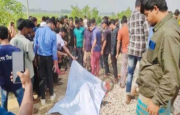 কুমিল্লার বুড়িচংয়ে চট্টলা এক্সপ্রেস ট্রেনের ধাক্কায় ব্যাটারিচালিত অটোরিকশার ৫ যাত্রী নিহত হয়েছেন। ছবি: জাহিদ পাটোয়ারী