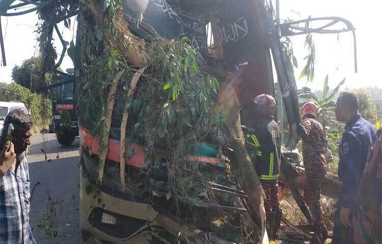 ঢাকা-চট্টগ্রাম মহাসড়কের কুমিল্লার চৌদ্দগ্রামে বাস খাদে পড়ে তিনজন নিহত হয়েছে। এ ঘটনায় আহত হয়েছেন আরও সাতজন। তাদের উপজেলার বিভিন্ন হাসপাতালে ভর্তি করা হয়েছে। ছবি: জাহিদ পাটোয়ারী