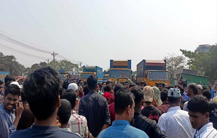 সারা দেশে সংঘটিত ধর্ষণের প্রতিবাদে এবং ধর্ষকদের সর্বোচ্চ শাস্তির দাবিতে ঢাকা-চট্টগ্রাম মহাসড়ক অবরোধ করে বিক্ষোভ করেছেন কুমিল্লা ভিক্টোরিয়া কলেজসহ বিভিন্ন কলেজের শিক্ষার্থীরা। ছবি: জাহিদ পাটোয়ারী