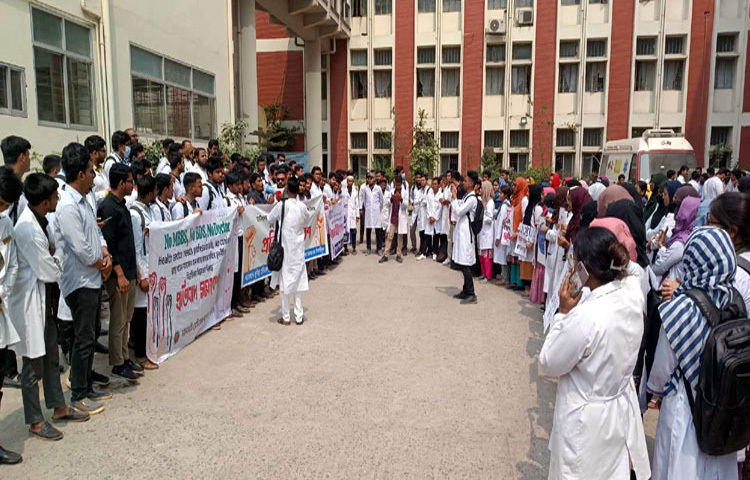 পাঁচ দফা দাবিতে কর্মবিরতি পালন করছেন কুমিল্লা মেডিকেল কলেজের (কুমেক) ইন্টার্ন চিকিৎসকরা। এতে দূরদূরান্ত থেকে হাসপাতালে আসা রোগী ও তাদের স্বজনরা ভোগান্তিতে পড়েছেন। ছবি: জাহিদ পাটোয়ারী