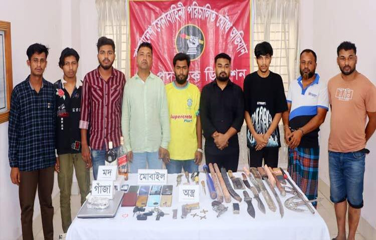 কুমিল্লায় পিস্তল-গুলি, রামদা, চাপাতিসহ কিশোর গ্যাংয়ের ৯ সদস্যকে আটক করেছে যৌথবাহিনী। ছবি: জাহিদ পাটোয়ারী