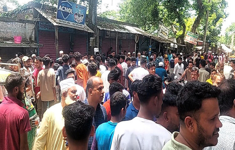 কুমিল্লার মুরাদনগরে মাদকের সঙ্গে জড়িত থাকার অভিযোগে একই পরিবারের তিনজনকে পিটিয়ে হত্যার ঘটনা ঘটেছে। সকাল সাড়ে ৯টার দিকে উপজেলার বাঙ্গরা থানার আকবপুর ইউনিয়নের কড়ইবাড়ি গ্রামে এই হত্যাকাণ্ড ঘটে। ছবি: জাহিদ পাটোয়ারী