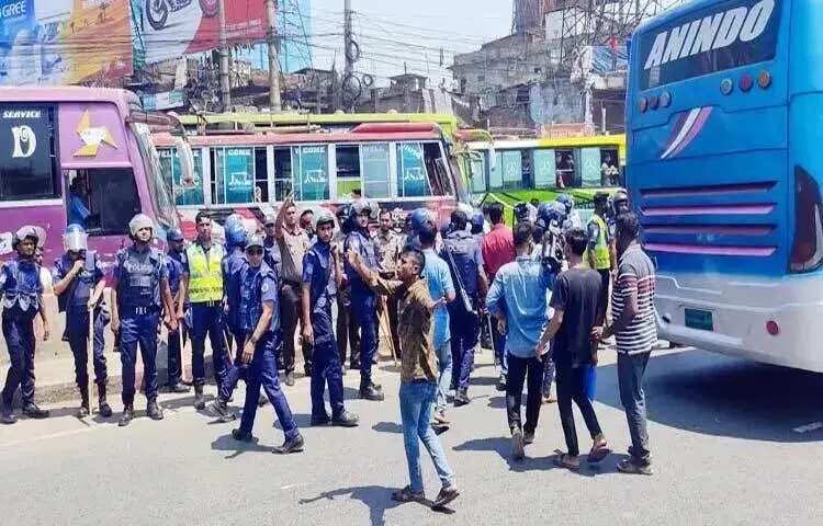 বকেয়া বেতন-ভাতা পরিশোধের দাবিতে মহাসড়ক অবরোধ করেন কুমিল্লা ইপিজেডের নাসা গ্রুপের শ্রমিকরা। এতে মহাসড়কের দুই পাশে অন্তত ২০ কিলোমিটার এলাকাজুড়ে যানজটের সৃষ্টি হয়।
