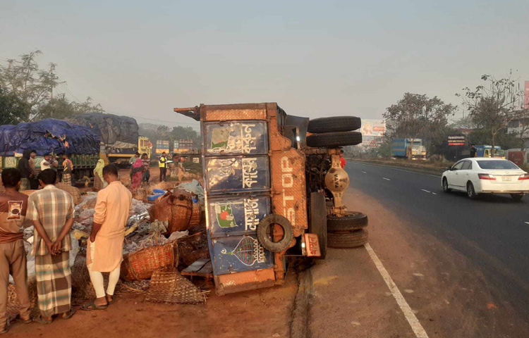 আজ ভোরে ঢাকা-চট্টগ্রাম মহাসড়কের কুমিল্লার চান্দিনায় ট্রাক উল্টে চারজন নিহত হয়েছেন। ছবি: জাহিদ পাটোয়ারী