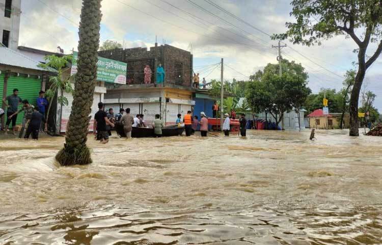 কুমিল্লার বুড়িচংয়ে ভয়াবহ রূপ নিচ্ছে বন্যা। উপজেলায় মোবাইল নেটওয়ার্ক না থাকায় অধিকাংশ এলাকা যোগাযোগ বিচ্ছিন্ন হয়ে গেছে। সড়ক তলিয়ে বন্ধ হয়ে গেছে যোগাযোগ ব্যবস্থা। ছবি: জাহিদ পাটোয়ারী
