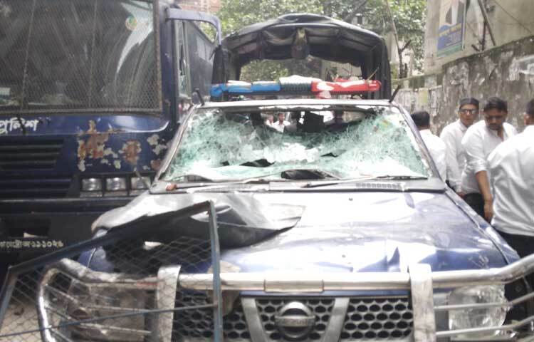 ঢাকার নিম্ন আদালতে হামলার ঘটনা ঘটেছে। হামলায় প্রিজনভ্যান,পুলিশের গাড়ি ভাঙচুর করেছেন দুর্বৃত্তরা। ছবি: জাহাঙ্গীর আলম