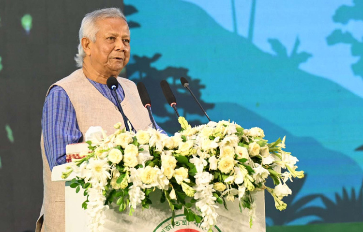 ঢাকায় বাংলাদেশ চীন মৈত্রী সম্মেলন কেন্দ্রে বিশ্ব পরিবেশ দিবস ও পরিবেশ মেলা এবং জাতীয় বৃক্ষরোপণ অভিযান ও বৃক্ষমেলার উদ্বোধন অনুষ্ঠানে বক্তৃতা করেন প্রধান উপদেষ্টা প্রফেসর মুহাম্মদ ইউনূস। ছবি: পিআইডি