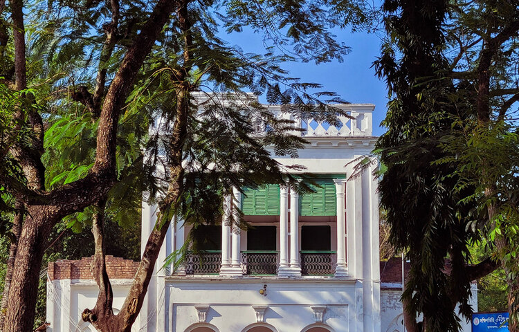 চার শতক জায়গার ওপর এখন যে দ্বিতল ভবনটি দৃশ্যমান সেটি কবে কে নির্মাণ করেন তার সঠিক তথ্য পাওয়া যায়নি। তবে জানা যায়, রবীন্দ্রনাথের বিয়ের আগে অর্থাৎ ১৮৮৩ সালের আগে বেনীমাধব রায় চৌধুরীর যে বাড়িটি এখানে ছিল সেটি ছিল টিনের তৈরি। ছবি: বোহেমিয়ান ফয়সাল