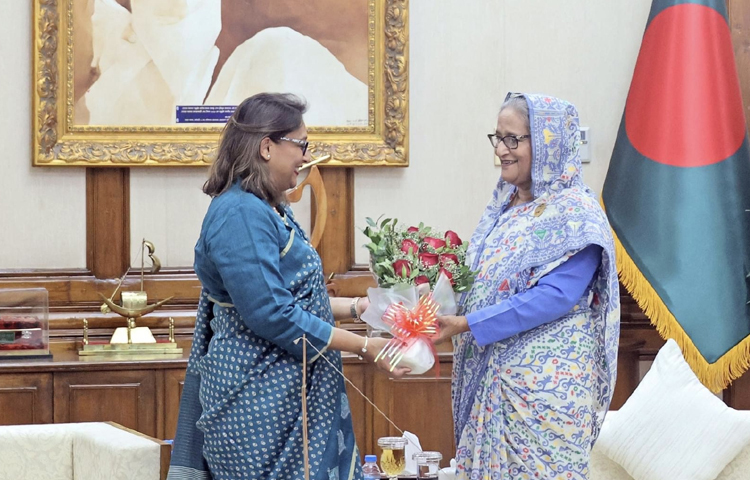 গণভবনে প্রধানমন্ত্রী শেখ হাসিনার সঙ্গে সৌজন্য সাক্ষাৎ করেন বিশ্ব স্বাস্থ্য সংস্থার দক্ষিণ এশিয়া অঞ্চলের আঞ্চলিক পরিচালক সায়মা ওয়াজেদ। বিশ্ব স্বাস্থ্য সংস্থার আঞ্চলিক পরিচালকের দায়িত্বগ্রহণের পর প্রথমবারের মতো বাংলাদেশ সফর করছেন তিনি। ছবি: ইয়াসিন কবির জয়
