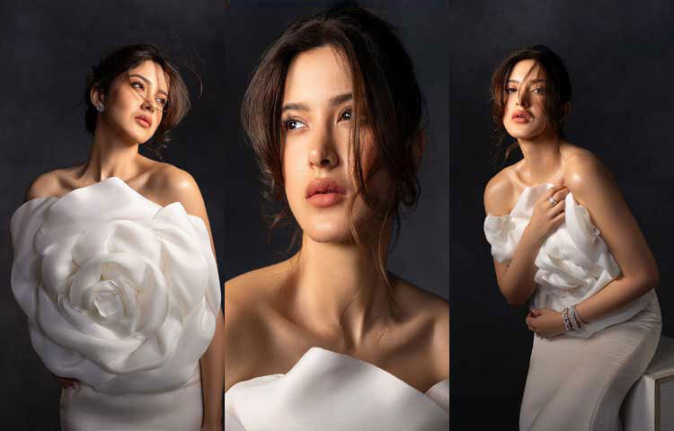 বলিউডের নতুন সদস্য শানায়া কাপুর। পরিচালক-প্রযোজক করন জোহরের হাত ধরে বলিউডে পা রাখতে চলছেন অভিনেতা সঞ্জয় কাপুরের মেয়ে শানায়া।