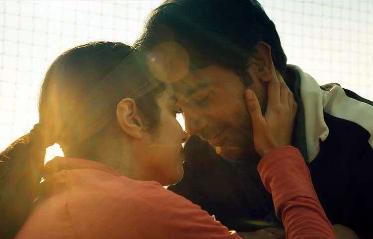 ৩১ মে মুক্তি পেয়েছে শরণ শর্মা পরিচালিত সিনেমা ‘মিস্টার অ্যান্ড মিসেস মাহি’। জি স্টুডিওজের সঙ্গে করণ জোহরের ধর্মা প্রোডাকশন ছবিটি নির্মাণ করেছে। এ ছবিতে জুটি বেঁধেছেন বলিউডের জনপ্রিয় অভিনেতা রাজকুমার রাও ও জাহ্নবী কাপুর।