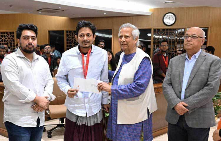 জুলাই গণ-অভ্যুত্থানে আহত ও শহীদ পরিবারকে রাষ্ট্রীয়ভাবে আর্থিক সহায়তা দেওয়া শুরু করেছে অন্তর্বর্তী সরকার।