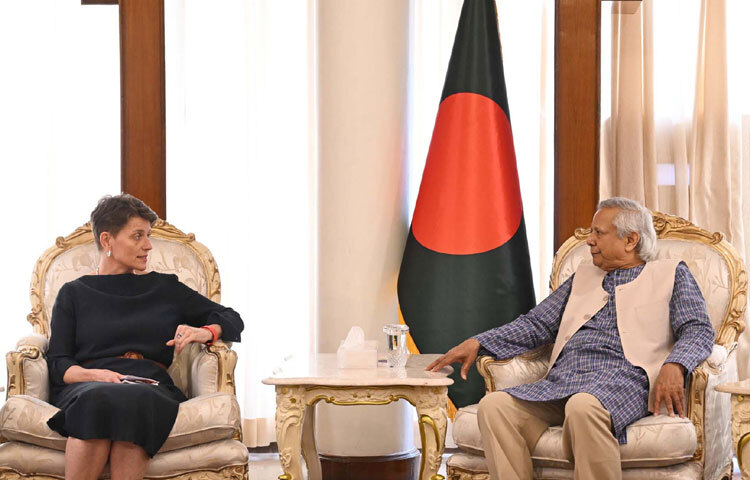 প্রধান উপদেষ্টা প্রফেসর মুহাম্মদ ইউনূসের সঙ্গে ঢাকায় রাষ্ট্রীয় অতিথি ভবন যমুনায় সাক্ষাৎ করেন বাংলাদেশে জাতিসংঘের রেসিডেন্ট কো-অর্ডিনেটর গুইন লুইস। ছবি: পিআইডি