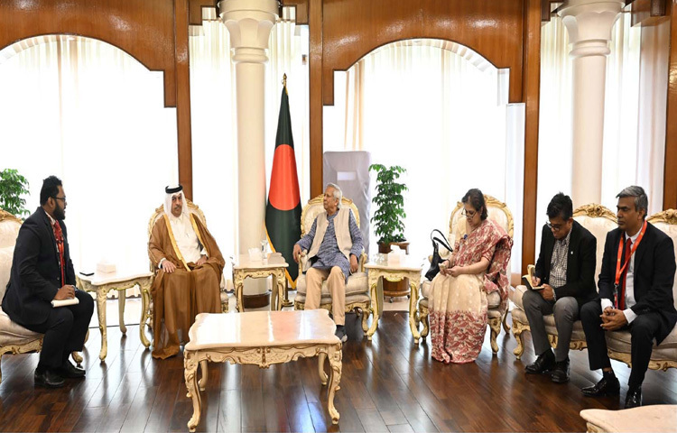 প্রধান উপদেষ্টা প্রফেসর মুহাম্মদ ইউনূসের সঙ্গে ঢাকায় রাষ্ট্রীয় অতিথি ভবন যমুনায় সাক্ষাৎ করেন বাংলাদেশে কাতারের রাষ্ট্রদূত সেরায়া আলী আল-কাহতানি। ছবি: পিআইডি
