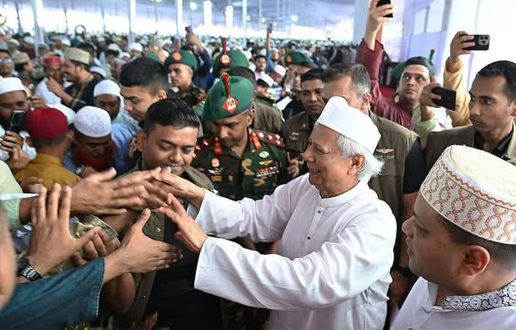 জাতীয় ঈদগাহ মাঠে সাধারণ মুসল্লিদের সঙ্গে পবিত্র ঈদুল ফিতরের নামাজ আদায় করেছেন প্রধান উপদেষ্টা অধ্যাপক ড. মুহাম্মদ ইউনূস। ছবি: জাগো নিউজ