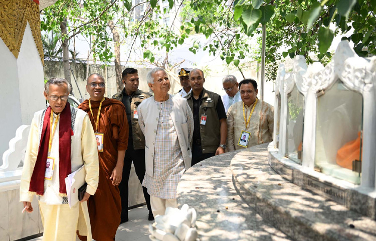 ঢাকায় মেরুল বাড্ডায় বাংলাদেশ বুদ্ধিস্ট ফেডারেশনের আয়োজনে আন্তর্জাতিক বৌদ্ধ বিহারে ‘সম্প্রীতি ভবন’ এর ভিত্তিপ্রস্তর স্থাপন করে মন্দিরের বিভিন্ন অংশ পরিদর্শন করেন প্রধান উপদেষ্টা প্রফেসর মুহাম্মদ ইউনূস। ছবি: পিআইডি