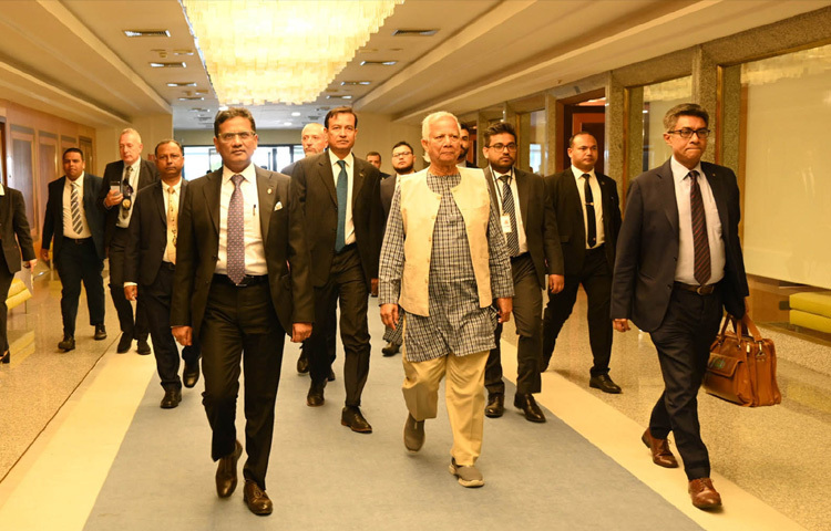 প্রধান উপদেষ্টা প্রফেসর মুহাম্মদ ইউনূস ভ্যাটিকান সিটির সেন্ট পিটার্স ব্যাসিলিকায় পোপ ফ্রান্সিসের শেষকৃত্যে যোগদান শেষে আজ দেশের উদ্দেশ্যে রোম ত্যাগ করেন। ছবি: পিআইডি