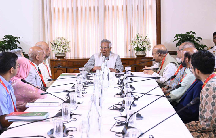 ঢাকায় রাষ্ট্রীয় অতিথি ভবন যমুনায় স্বাস্থ্যখাত সংস্কার কমিশনের প্রতিবেদন হস্তান্তর অনুষ্ঠানে বক্তৃতা করেন প্রধান উপদেষ্টা প্রফেসর মুহাম্মদ ইউনূস। ছবি: পিআইডি