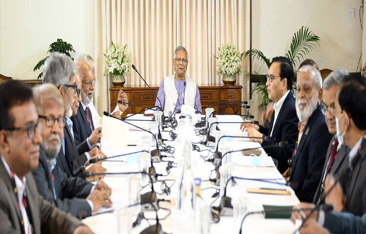 প্রধান উপদেষ্টা প্রফেসর মুহাম্মদ ইউনূসের সঙ্গে ঢাকায় রাষ্ট্রীয় অতিথি ভবন যমুনায় জাতীয় বেতন কমিশনের চেয়ারম্যান জাকির আহমেদ খানের নেতৃত্বে প্রতিনিধিদল বৈঠক করে। ছবি: পিআইডি