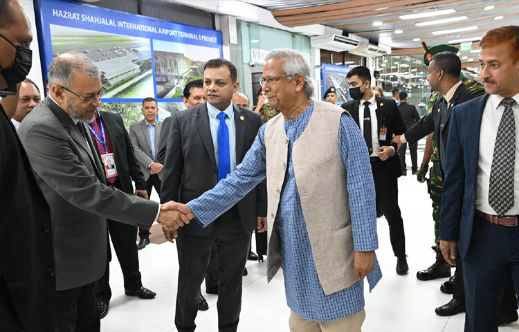 প্রধান উপদেষ্টা প্রফেসর মুহাম্মদ ইউনূস যুক্তরাষ্ট্রের নিউইয়র্কে জাতিসংঘ সাধারণ পরিষদের ৮০তম অধিবেশনে যোগদানে যাত্রার প্রাক্কালে ঢাকায় হযরত শাহজালাল আন্তর্জাতিক বিমানবন্দরে মন্ত্রিপরিষদ সচিব ড. শেখ আব্দুর রশীদ তাকে বিদায় জানান। ছবি: পিআইডি