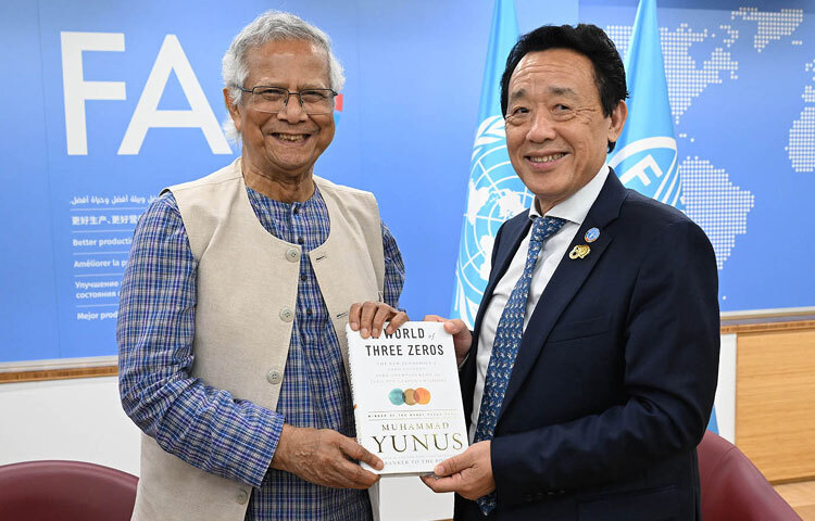 প্রধান উপদেষ্টা প্রফেসর মুহাম্মদ ইউনূস ইতালির রোমে জাতিসংঘের খাদ্য ও কৃষি সংস্থার সদর দপ্তরে সংস্থাটির মহাপরিচালক কু ডংইউর সঙ্গে সাক্ষাৎকালে তার লেখা বই উপহার দেন। ছবি: পিআইডি