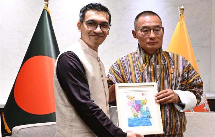 ভুটানের প্রধানমন্ত্রী দাশো শেরিং টোবগের সঙ্গে ঢাকায় হোটেল ইন্টারকন্টিনেন্টালে বাংলাদেশ বিনিয়োগ উন্নয়ন কর্তৃপক্ষ (বিডা) এর নির্বাহী চেয়ারম্যান চৌধুরী আশিক মাহমুদ বিন হারুন সাক্ষাৎ শেষে উপহার তুলে দেন। ছবি: পিআইডি