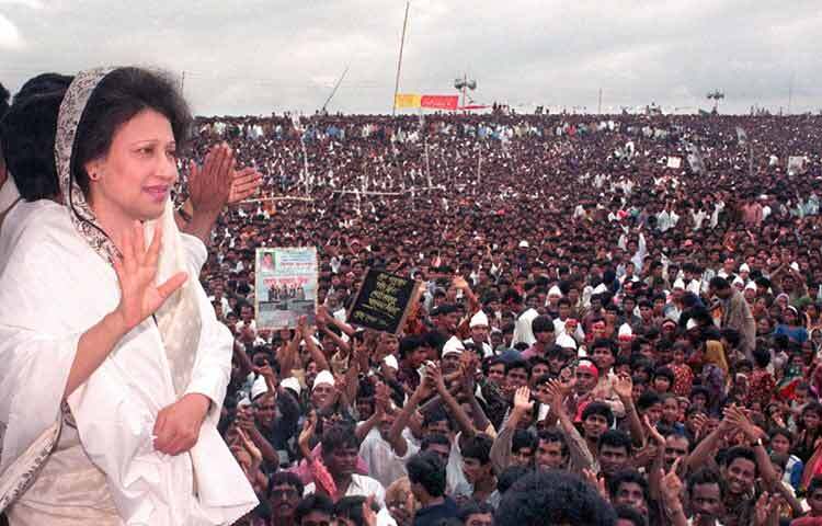 খালেদা জিয়ার রাজনৈতিক সংগ্রাম শুধু ক্ষমতার জন্য ছিল না; বরং এটি ছিল একটি নারীর নিজের অবস্থান তৈরি করার সংগ্রাম। সমালোচনা, চাপ এবং প্রতিকূলতার মুখেও তিনি হাল ছাড়েননি। অনেকেই মনে করেন, রাজনৈতিক প্রতিহিংসা ও চাপে পড়েও তার দৃঢ় মনোবলই তাকে দীর্ঘদিন রাজনীতির মহলে রাখে।