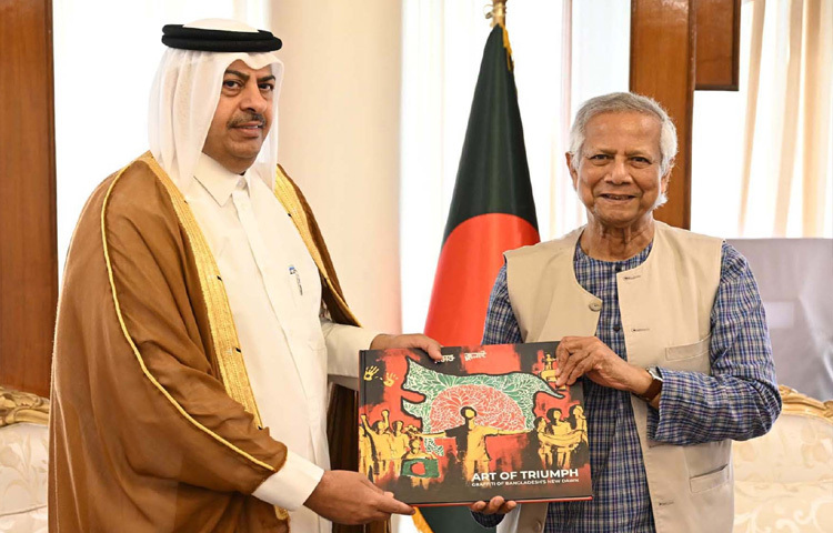 বাংলাদেশে কাতারের রাষ্ট্রদূত সেরায়া আলী আল-কাহতানিকে জুলাই অভ্যুত্থানের পরে বাংলাদেশি শিক্ষার্থীদের আঁকা দেয়াল চিত্রের ওপর প্রকাশিত ‘আর্ট অব ট্রায়াম্ফ’ বই উপহার দেন প্রধান উপদেষ্টা। ছবি: পিআইডি
