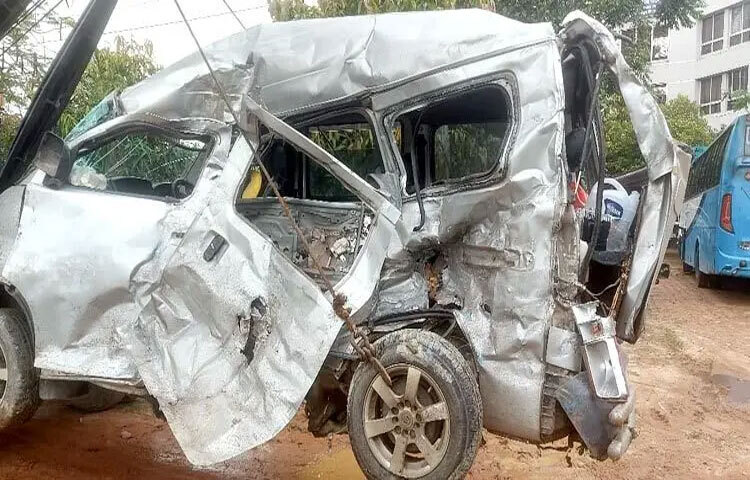 কক্সবাজার-চট্টগ্রাম মহাসড়কের চকরিয়ায় চট্টগ্রামমুখী যাত্রীবাহী মারছা বাস ও কক্সবাজারমুখী একটি মাইক্রোবাসের সংঘর্ষে পাঁচজন নিহত হয়েছেন। আহত হয়েছেন আরও দুজন। ছবি: সায়ীদ আলমগীর