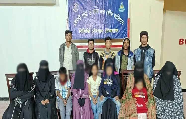 কক্সবাজারের টেকনাফে সাগরপথে মালয়েশিয়া পাচারের উদ্দেশে একটি বসতঘরের গুদামে বন্দি করে রাখা নারী, পুরুষ ও শিশুসহ ১৫ জনকে উদ্ধার করেছে কোস্ট গার্ড ও র‍্যাব।