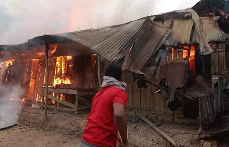 আজ সকাল সাড়ে ৭টায় কক্সবাজারের ঈদগাঁওয়ে আগুনে পুড়ে ছাই হয়েছে একটি ফার্নিচার মার্কেট। ছবি: সায়ীদ আলমগীর