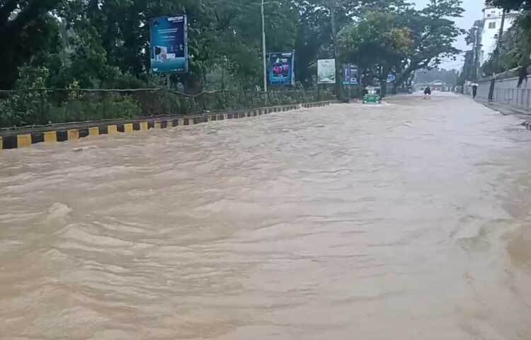 কক্সবাজারে ভারী বর্ষণে পুরো পর্যটন শহর পানিতে তলিয়ে গেছে। বৃষ্টির তীব্রতায় পাহাড়ধসে নারী ও শিশুর মৃত্যু হয়েছে। ছবি: সায়ীদ আলমগীর