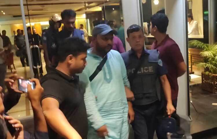 কক্সবাজারের কলাতলীর পর্যটন জোনের হোটেল ইউনি রিসোর্টে বাংলাদেশ ইউনিয়ন সদস্য সংস্থার (বাইসস) আলোচনা সভায় অভিযান চালিয়ে জেলার বিভিন্ন ইউনিয়ন পরিষদের (ইউপি) ১৮ সদস্যকে আটক করেছে পুলিশ। ছবি: সায়ীদ আলমগীর