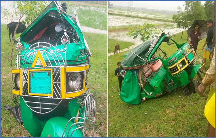 কক্সবাজারের রামুতে ট্রেনের ধাক্কায় চালকসহ অটোরিকশার ৪ যাত্রী নিহত হয়েছেন। দুপুরে উপজেলার রশিদ নগর এলাকায় এ দুর্ঘটনা ঘটে। ছবি: সায়ীদ আলমগীর