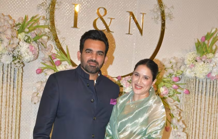 এছাড়া স্ত্রী সাগরিকা ঘাটগেকে নিয়ে শুভেচ্ছা জানাতে এসেছিলেন সাবেক ক্রিকেটার জহির খান। ছবি: সংগৃহীত