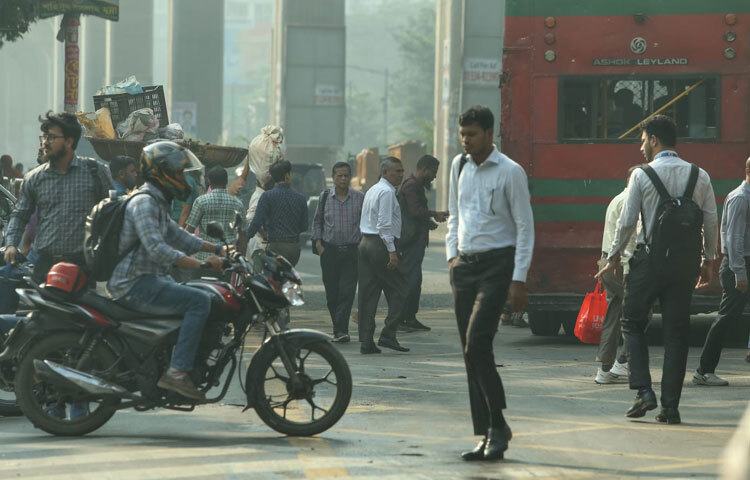কেউ বাস, কেউ রিকশা, আবার কেউ হেঁটে অফিসের পথে।