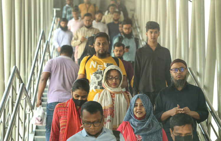 বৃহস্পতিবার সকাল ৯টার দিকে কাওরানবাজার মোড়ে দেখা যায়, সাধারণ কর্মজীবী মানুষ স্বাভাবিক দিনের মতোই কাজে যাচ্ছেন।