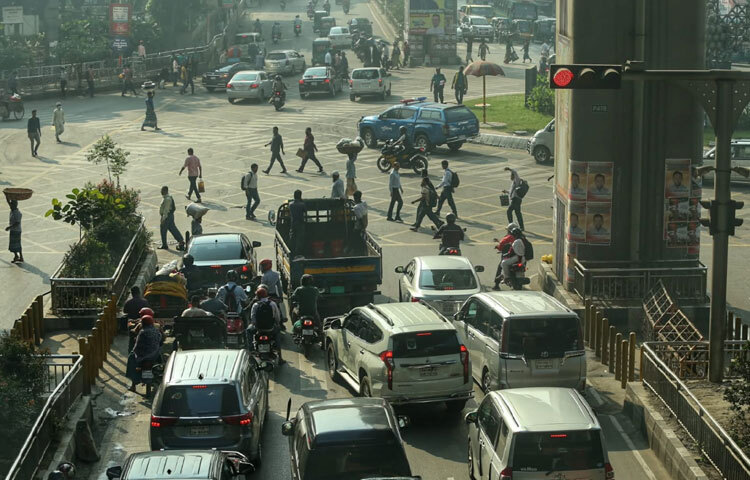 লকডাউন কর্মসূচী ঘিরে রাজধানীর বিভিন্ন মোড়ে ছিলো আইনশৃঙ্খলা বাহিনীর কড়া নজরদারি।