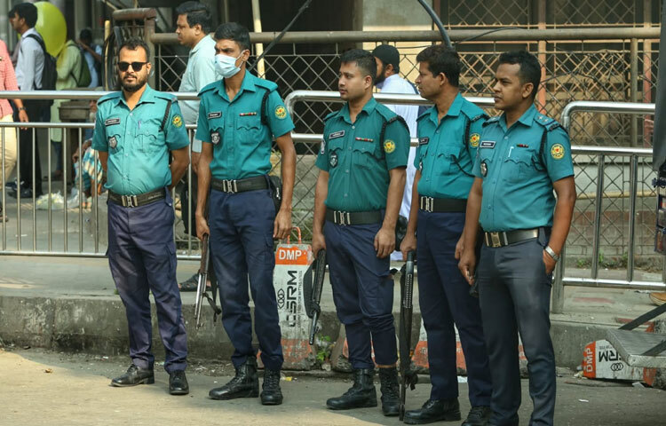 কারওয়ান বাজার মোড়েও দেখা যায় পুলিশের অবস্থান, তারা যানবাহন তল্লাশি ও জিজ্ঞাসাবাদ করছেন। তবে পরিস্থিতি ছিলো শান্তিপূর্ণ।